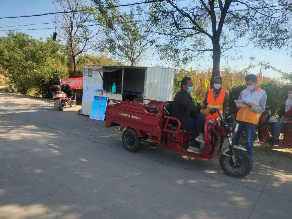 坊庄村志愿者服务队力助交通安全，劝导三轮非法载人。